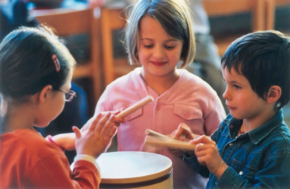 Kinder mit Klanghölzern